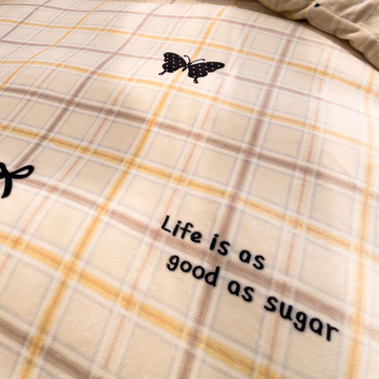 91家纺网 家纺一手货源 找家纺 赛丽雅 2025新款赫本风牛奶绒床裙款黑色花边四件套花边款 8-9 斤加厚面料 幻蝶