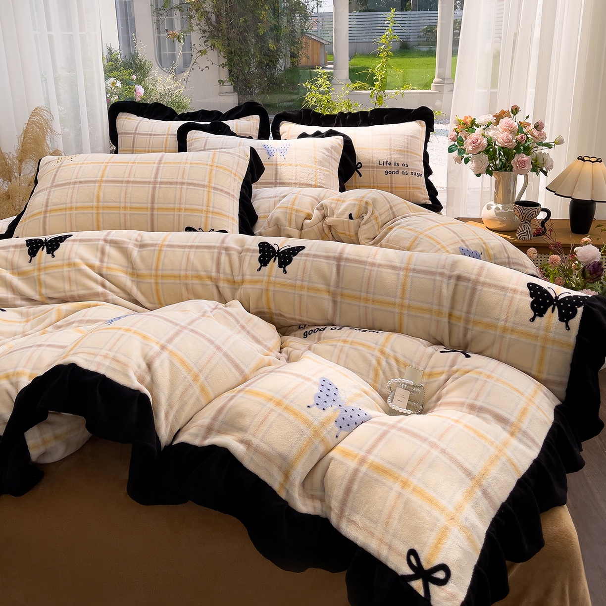 91家纺网 家纺一手货源 找家纺 赛丽雅 2025新款赫本风牛奶绒床裙款黑色花边四件套花边款 8-9 斤加厚面料 幻蝶