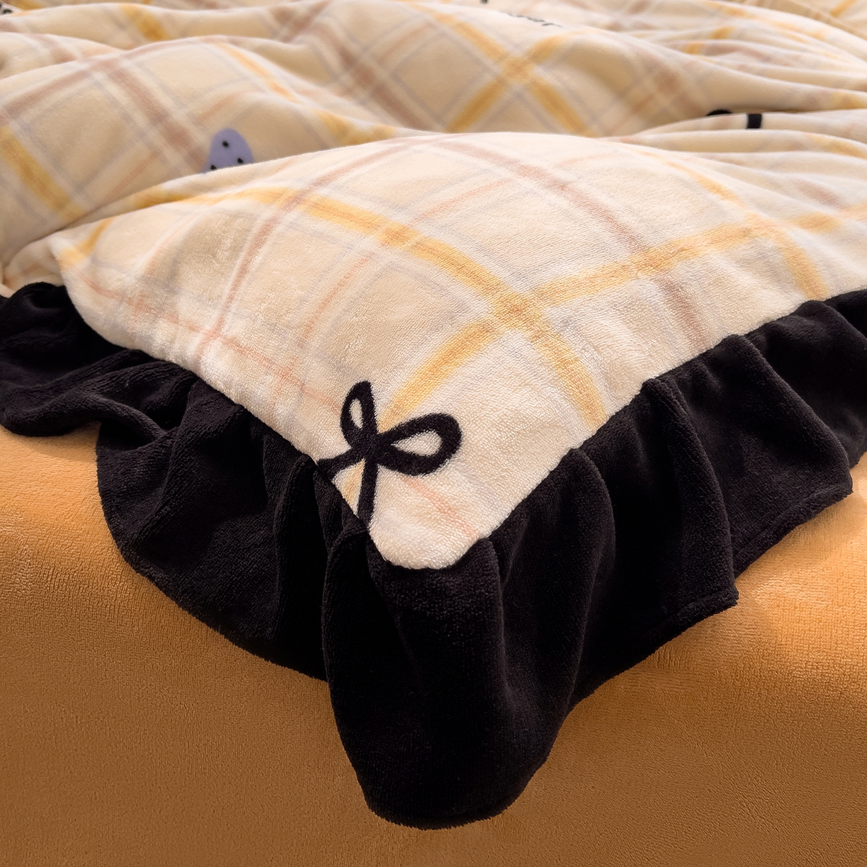 91家纺网 家纺一手货源 找家纺 赛丽雅 2025新款赫本风牛奶绒床裙款黑色花边四件套花边款 8-9 斤加厚面料 幻蝶