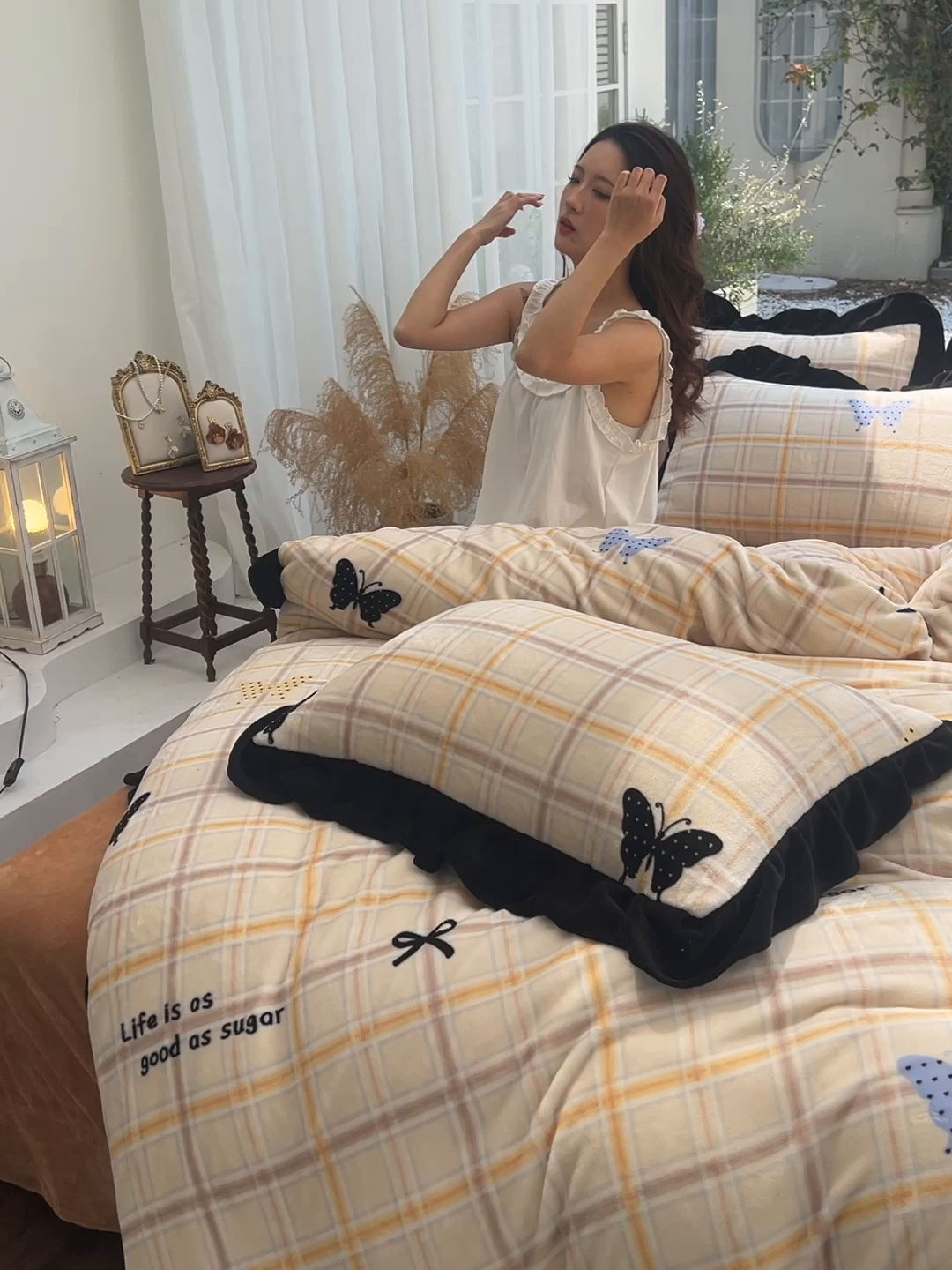 91家纺网 家纺一手货源 找家纺 赛丽雅 2025新款赫本风牛奶绒床裙款黑色花边四件套花边款 8-9 斤加厚面料 幻蝶