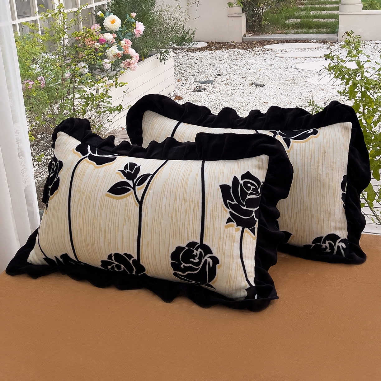 91家纺网 家纺一手货源 找家纺 赛丽雅 2025新款赫本风牛奶绒床裙款黑色花边四件套花边款 8-9 斤加厚面料 漫花