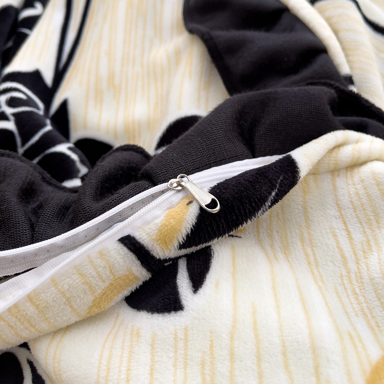 91家纺网 家纺一手货源 找家纺 赛丽雅 2025新款赫本风牛奶绒床裙款黑色花边四件套花边款 8-9 斤加厚面料 漫花