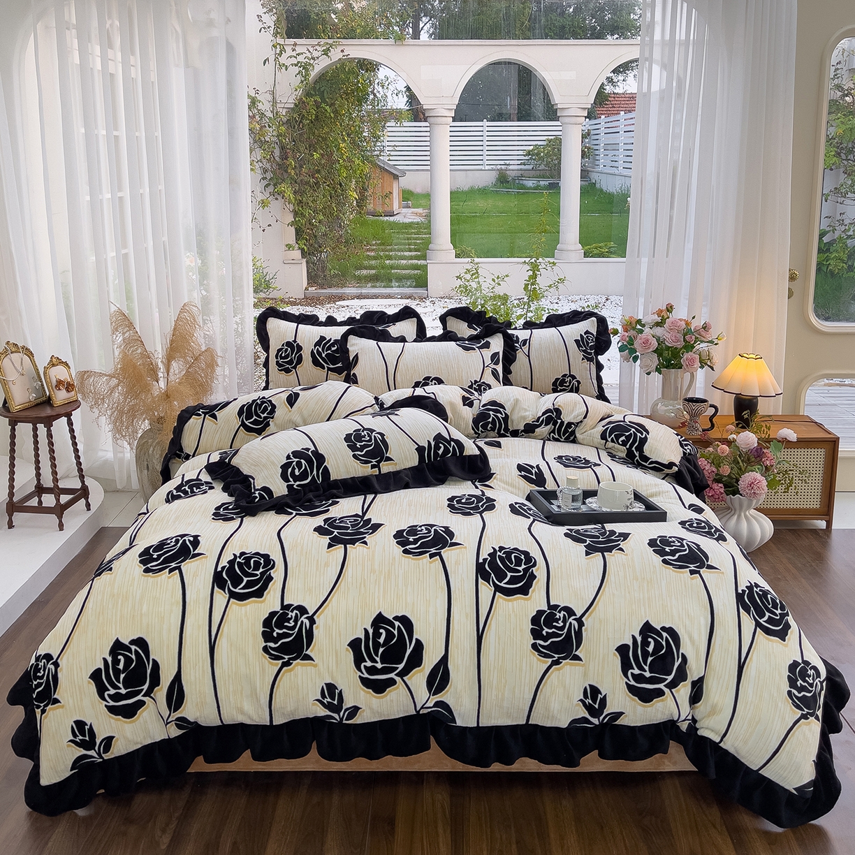 91家纺网 家纺一手货源 找家纺 赛丽雅 2025新款赫本风牛奶绒床裙款黑色花边四件套花边款 8-9 斤加厚面料 漫花