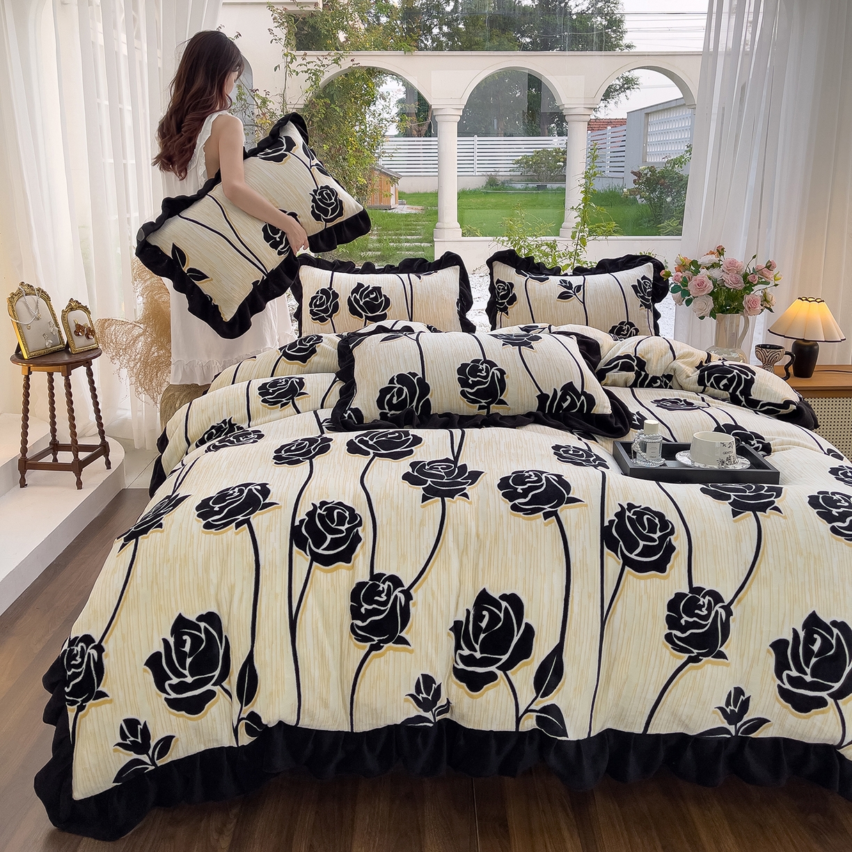 91家纺网 家纺一手货源 找家纺 赛丽雅 2025新款赫本风牛奶绒床裙款黑色花边四件套花边款 8-9 斤加厚面料 漫花