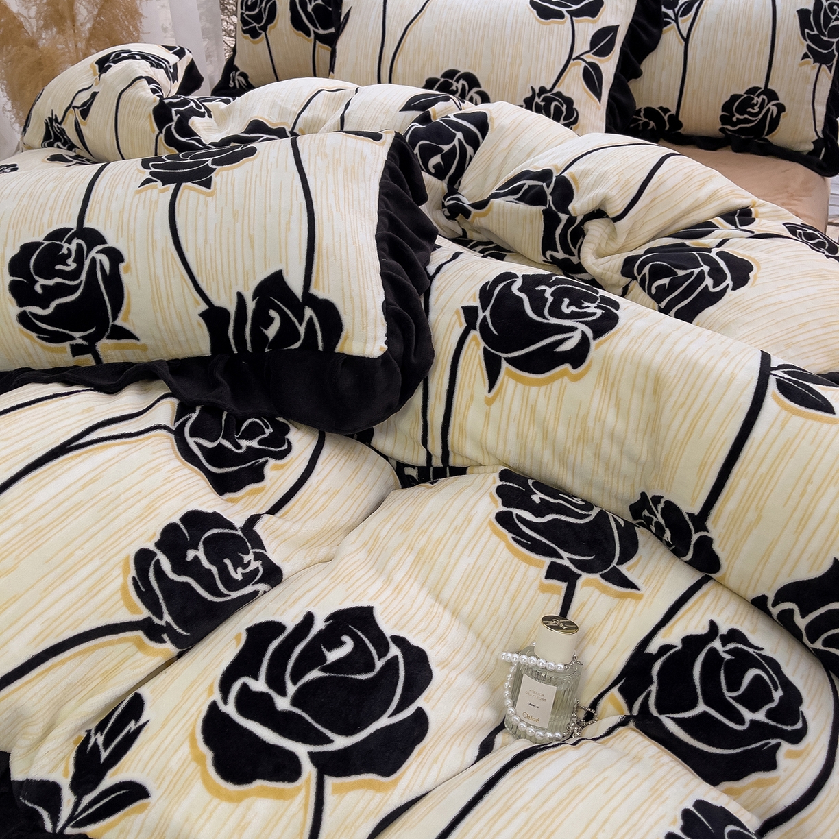 91家纺网 家纺一手货源 找家纺 赛丽雅 2025新款赫本风牛奶绒床裙款黑色花边四件套花边款 8-9 斤加厚面料 漫花