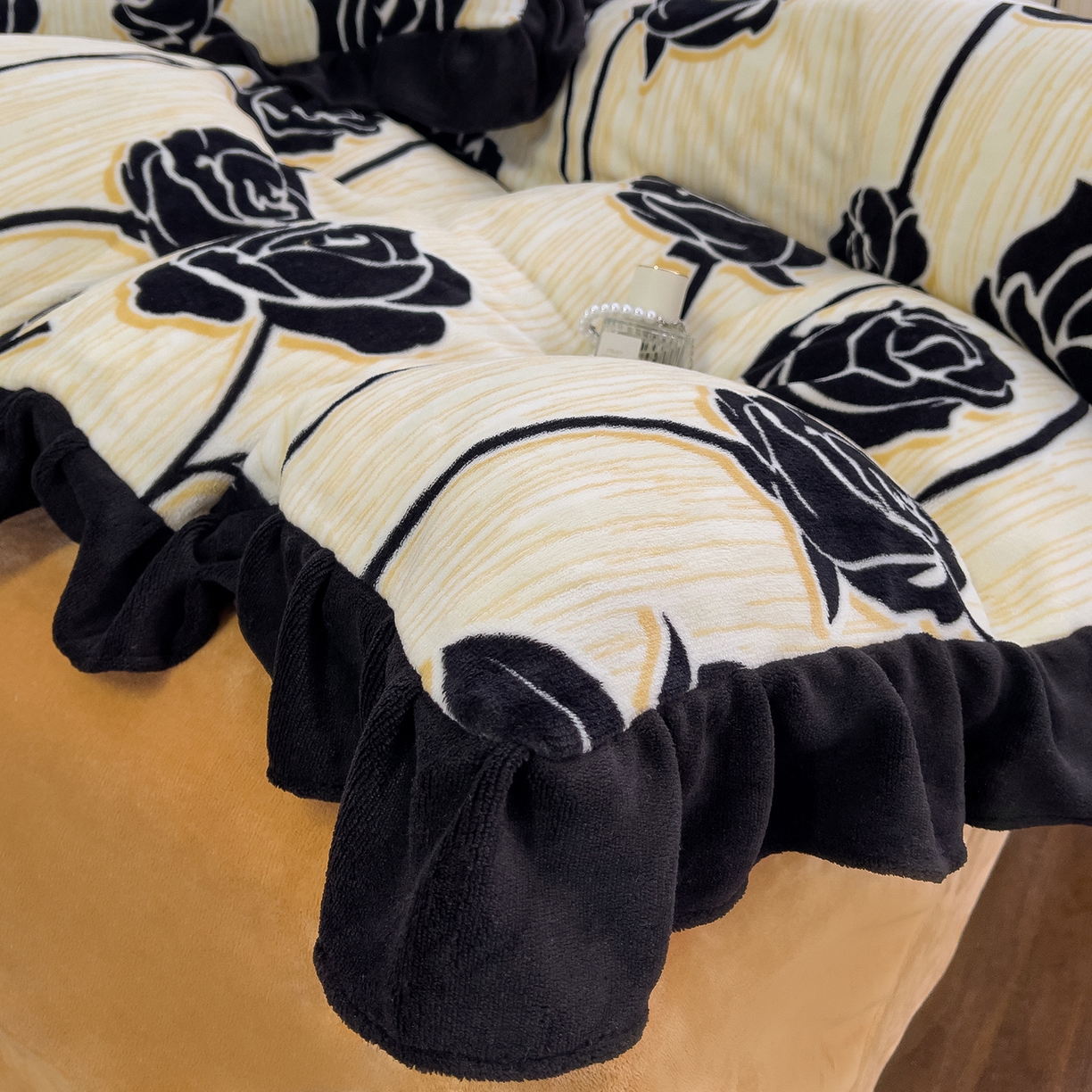 91家纺网 家纺一手货源 找家纺 赛丽雅 2025新款赫本风牛奶绒床裙款黑色花边四件套花边款 8-9 斤加厚面料 漫花