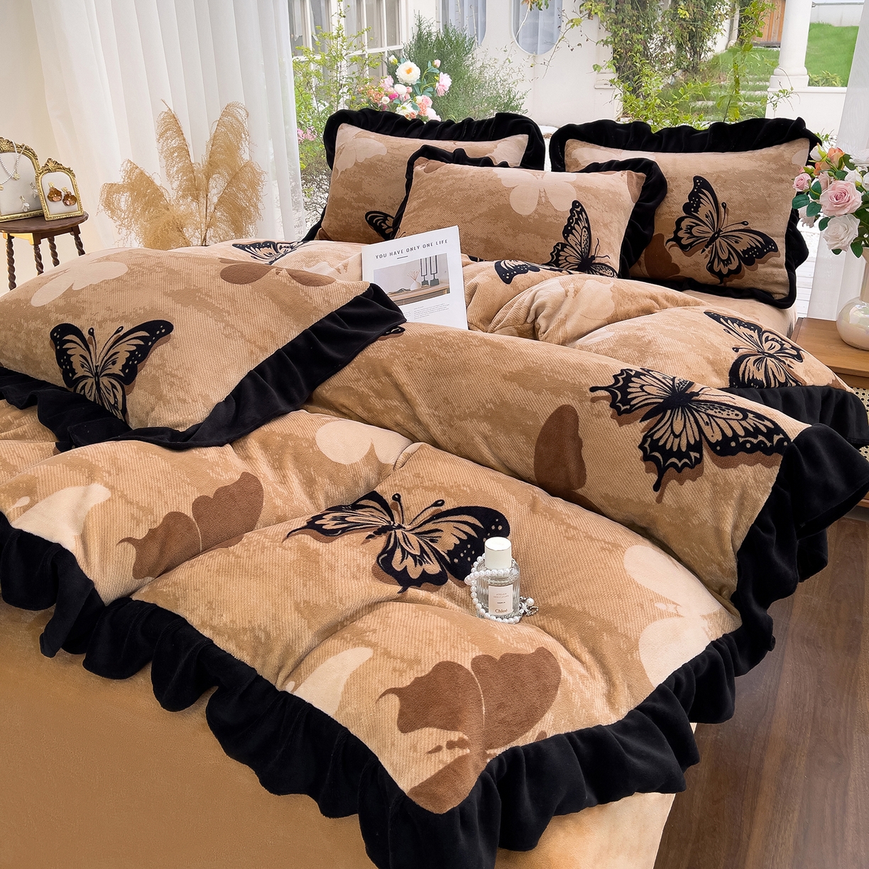 91家纺网 家纺一手货源 找家纺 赛丽雅 2025新款赫本风牛奶绒床裙款黑色花边四件套花边款 8-9 斤加厚面料 墨染