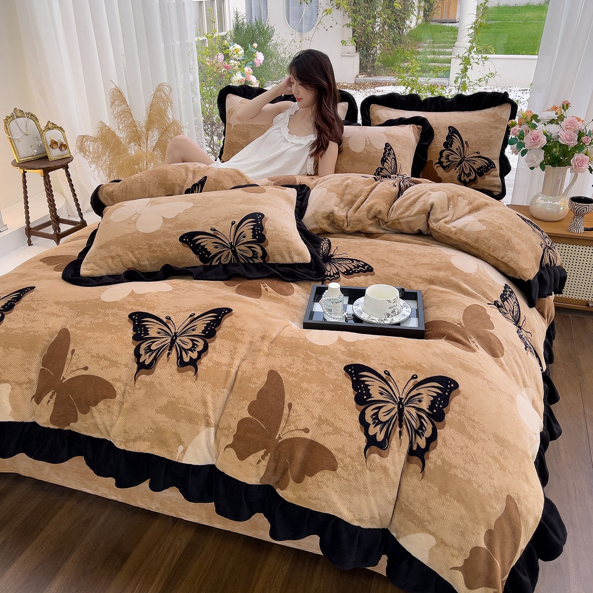 91家纺网 家纺一手货源 找家纺 赛丽雅 2025新款赫本风牛奶绒床裙款黑色花边四件套花边款 8-9 斤加厚面料 墨染