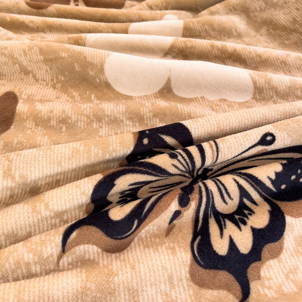 91家纺网 家纺一手货源 找家纺 赛丽雅 2025新款赫本风牛奶绒床裙款黑色花边四件套花边款 8-9 斤加厚面料 墨染