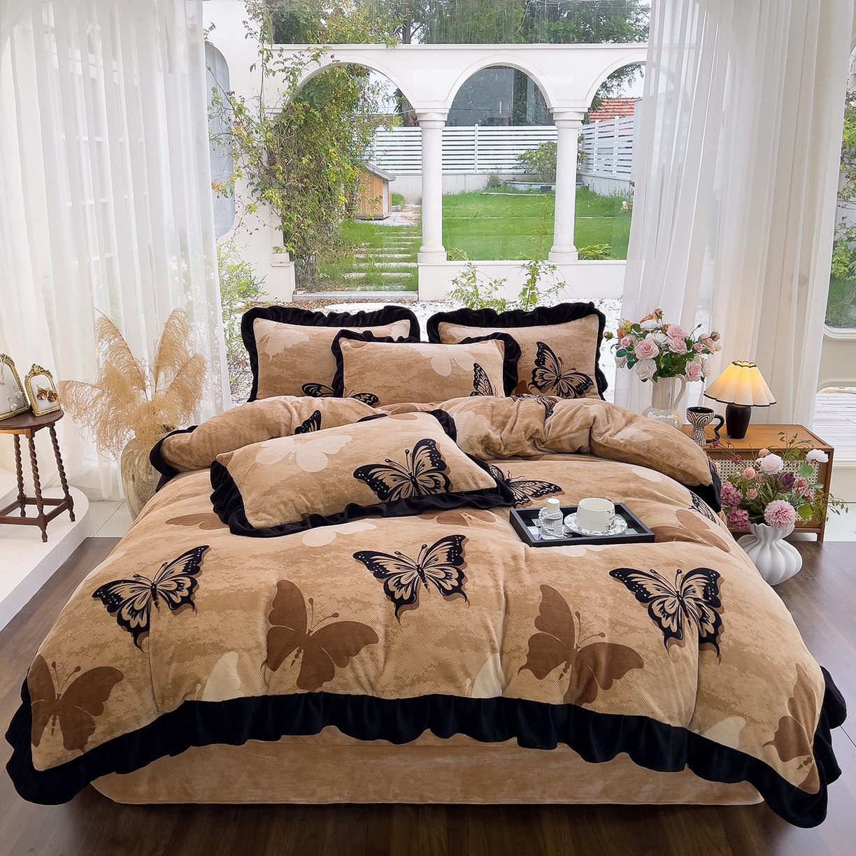 91家纺网 家纺一手货源 找家纺 赛丽雅 2025新款赫本风牛奶绒床裙款黑色花边四件套花边款 8-9 斤加厚面料 墨染