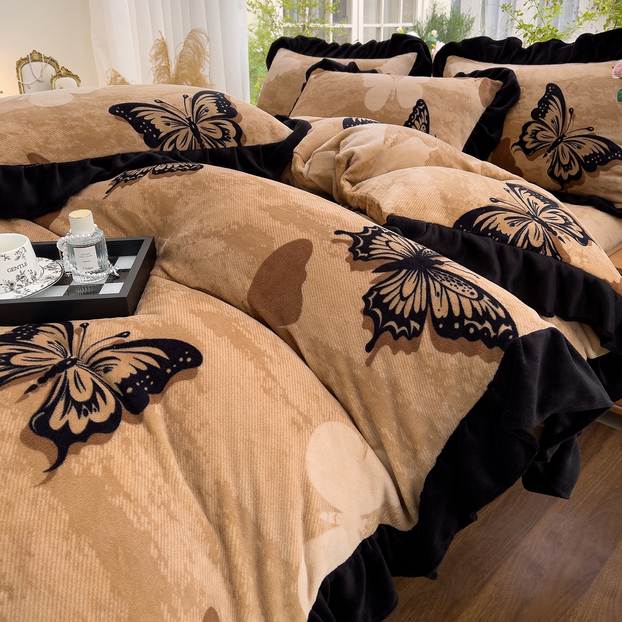 91家纺网 家纺一手货源 找家纺 赛丽雅 2025新款赫本风牛奶绒床裙款黑色花边四件套花边款 8-9 斤加厚面料 墨染