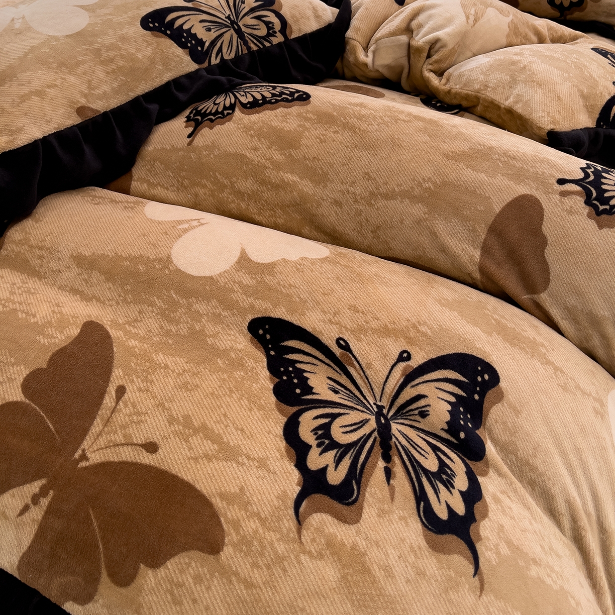 91家纺网 家纺一手货源 找家纺 赛丽雅 2025新款赫本风牛奶绒床裙款黑色花边四件套花边款 8-9 斤加厚面料 墨染