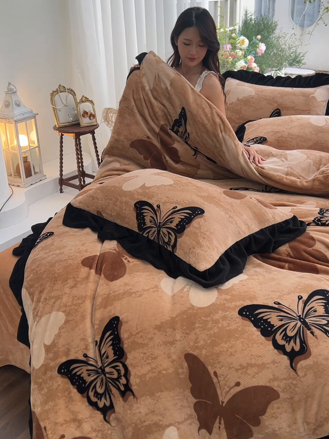 91家纺网 家纺一手货源 找家纺 赛丽雅 2025新款赫本风牛奶绒床裙款黑色花边四件套花边款 8-9 斤加厚面料 墨染