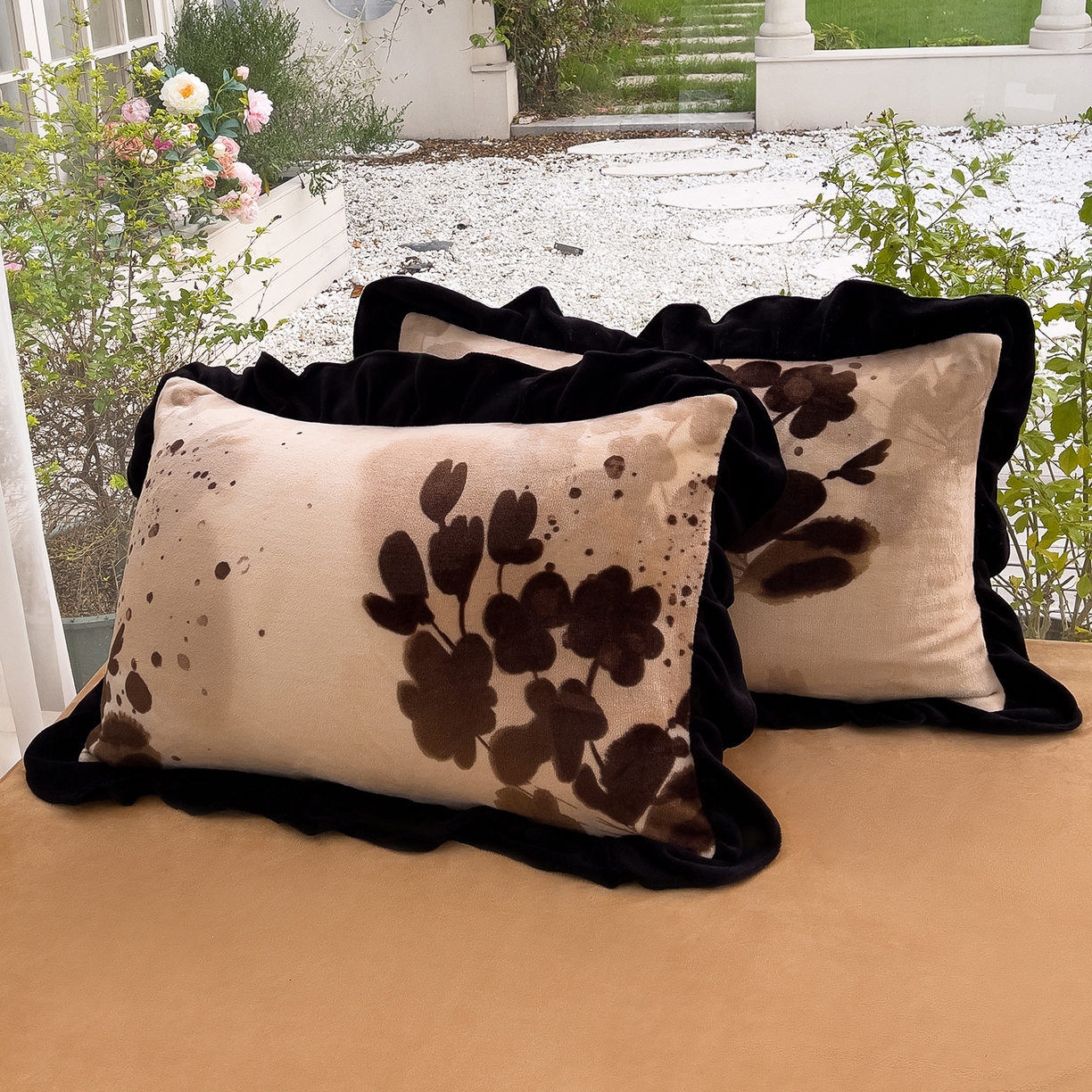 91家纺网 家纺一手货源 找家纺 赛丽雅 2025新款赫本风牛奶绒床裙款黑色花边四件套花边款 8-9 斤加厚面料 墨舞