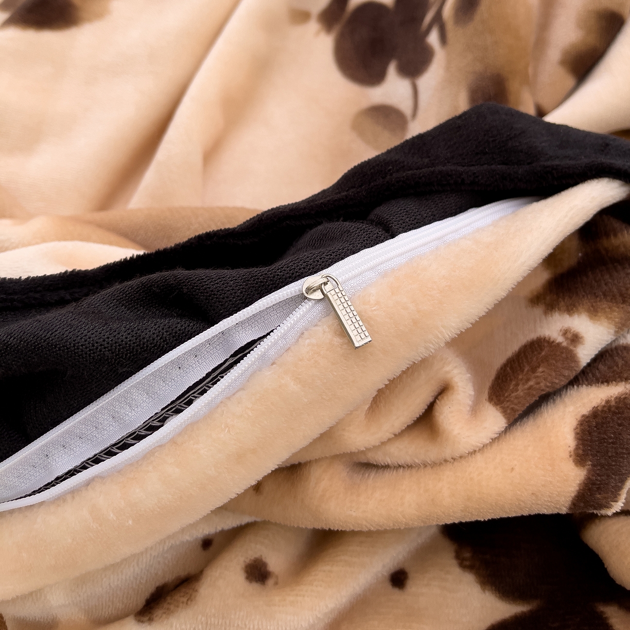 91家纺网 家纺一手货源 找家纺 赛丽雅 2025新款赫本风牛奶绒床裙款黑色花边四件套花边款 8-9 斤加厚面料 墨舞