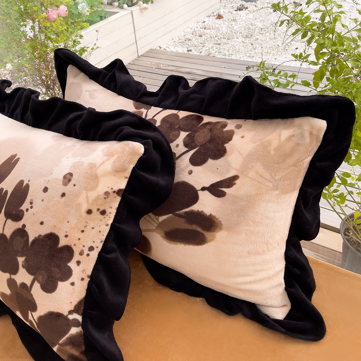 91家纺网 家纺一手货源 找家纺 赛丽雅 2025新款赫本风牛奶绒床裙款黑色花边四件套花边款 8-9 斤加厚面料 墨舞