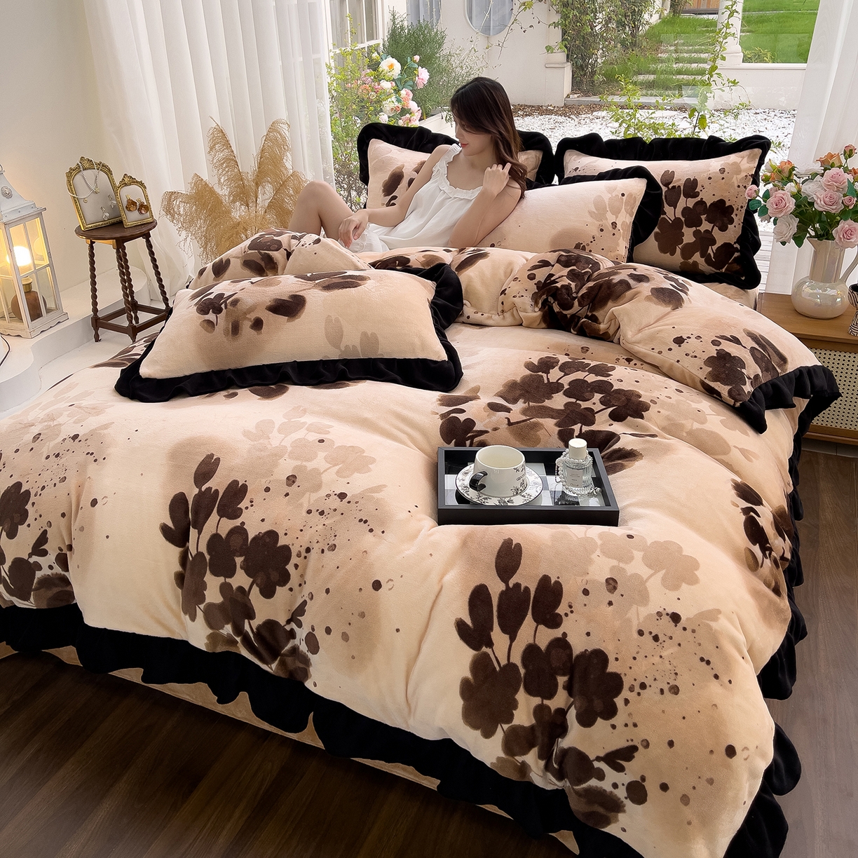 91家纺网 家纺一手货源 找家纺 赛丽雅 2025新款赫本风牛奶绒床裙款黑色花边四件套花边款 8-9 斤加厚面料 墨舞