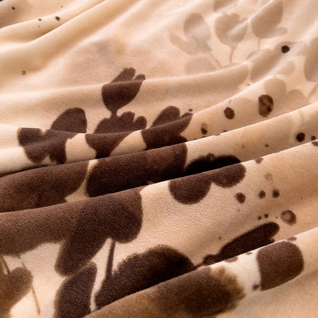 91家纺网 家纺一手货源 找家纺 赛丽雅 2025新款赫本风牛奶绒床裙款黑色花边四件套花边款 8-9 斤加厚面料 墨舞