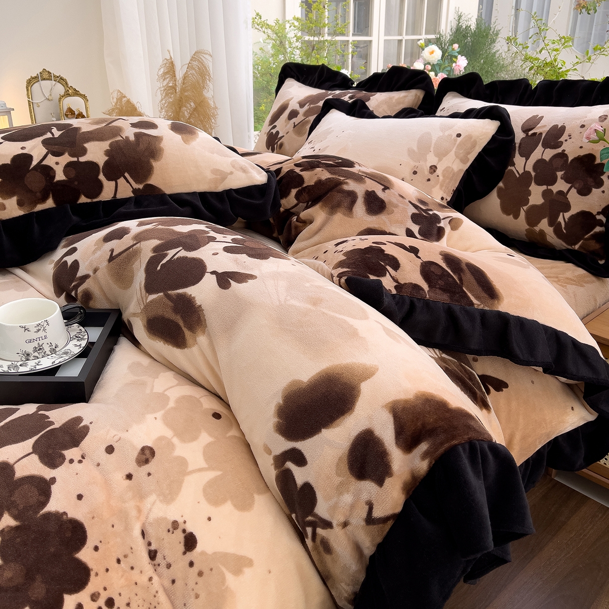 91家纺网 家纺一手货源 找家纺 赛丽雅 2025新款赫本风牛奶绒床裙款黑色花边四件套花边款 8-9 斤加厚面料 墨舞