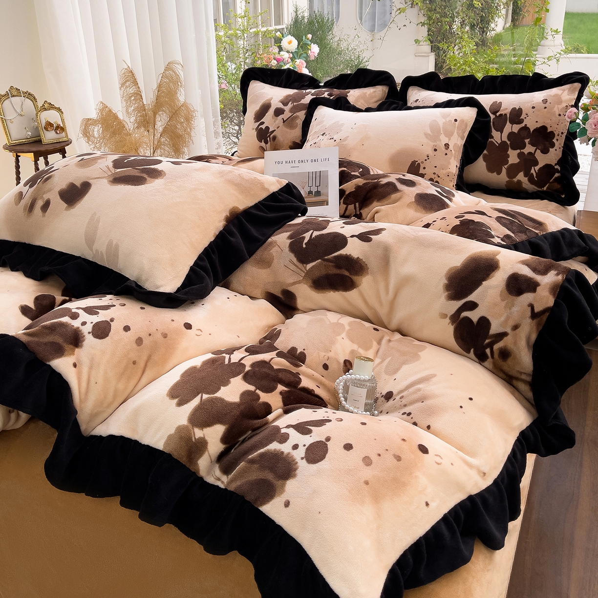 91家纺网 家纺一手货源 找家纺 赛丽雅 2025新款赫本风牛奶绒床裙款黑色花边四件套花边款 8-9 斤加厚面料 墨舞