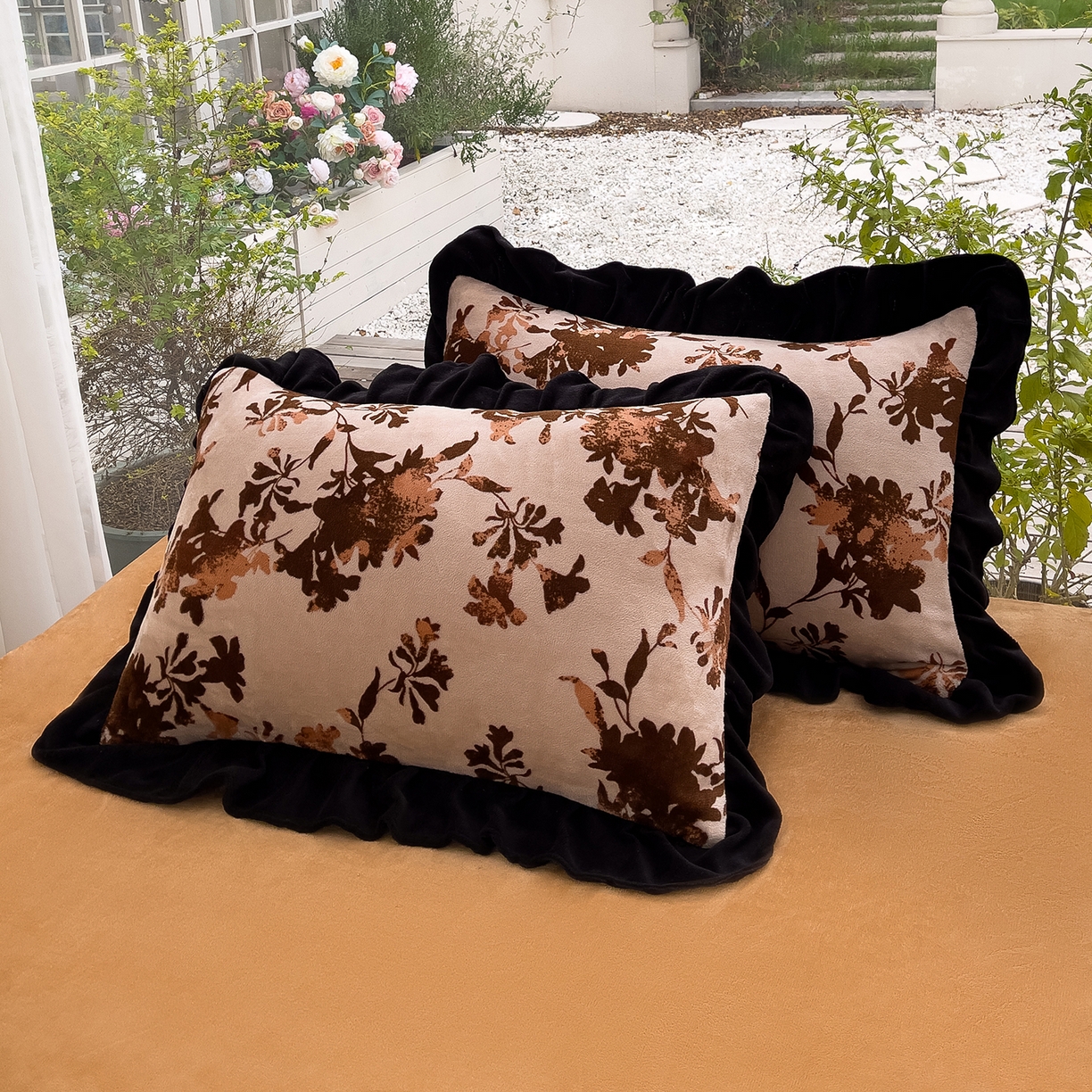 91家纺网 家纺一手货源 找家纺 赛丽雅 2025新款赫本风牛奶绒床裙款黑色花边四件套花边款 8-9 斤加厚面料 沐夏