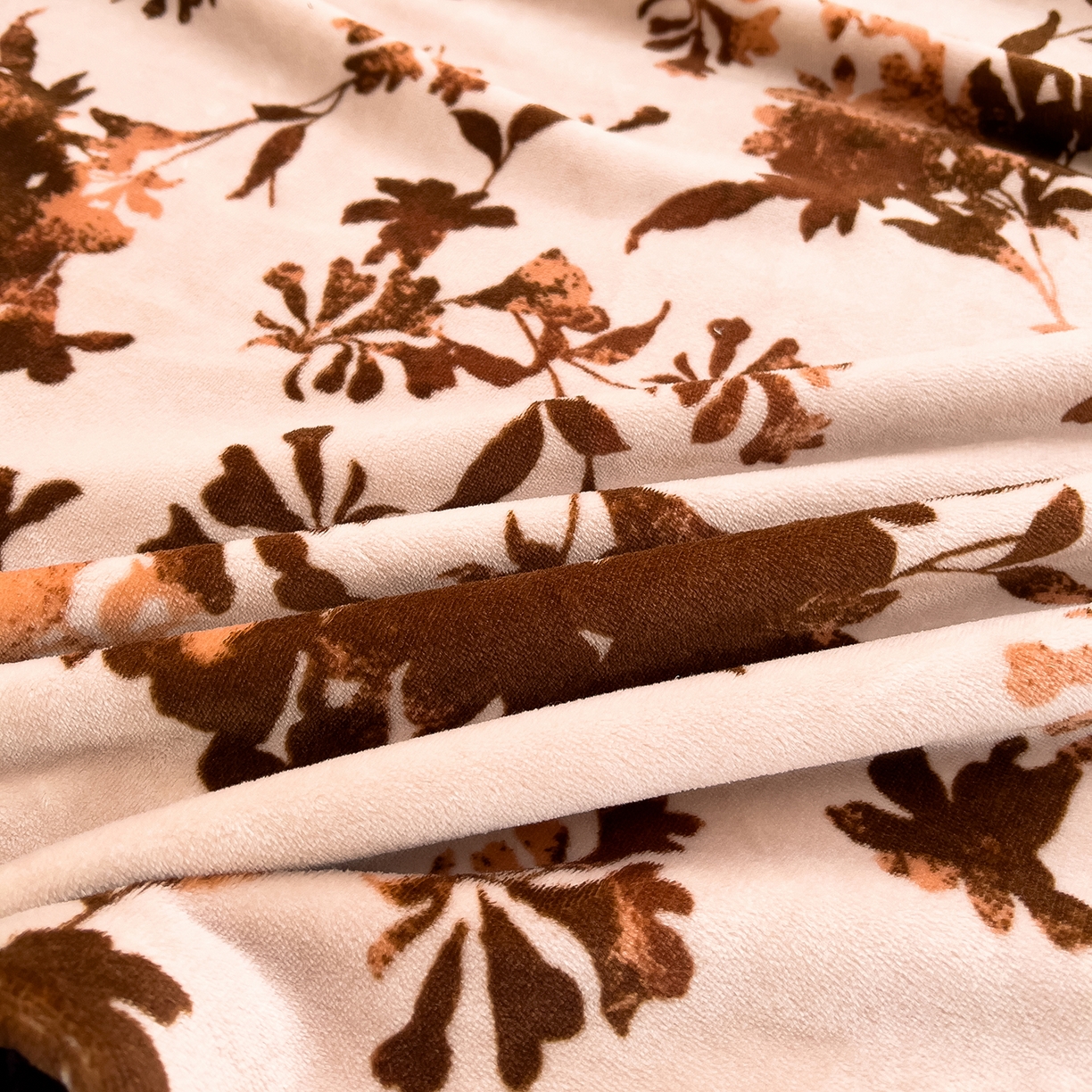 91家纺网 家纺一手货源 找家纺 赛丽雅 2025新款赫本风牛奶绒床裙款黑色花边四件套花边款 8-9 斤加厚面料 沐夏