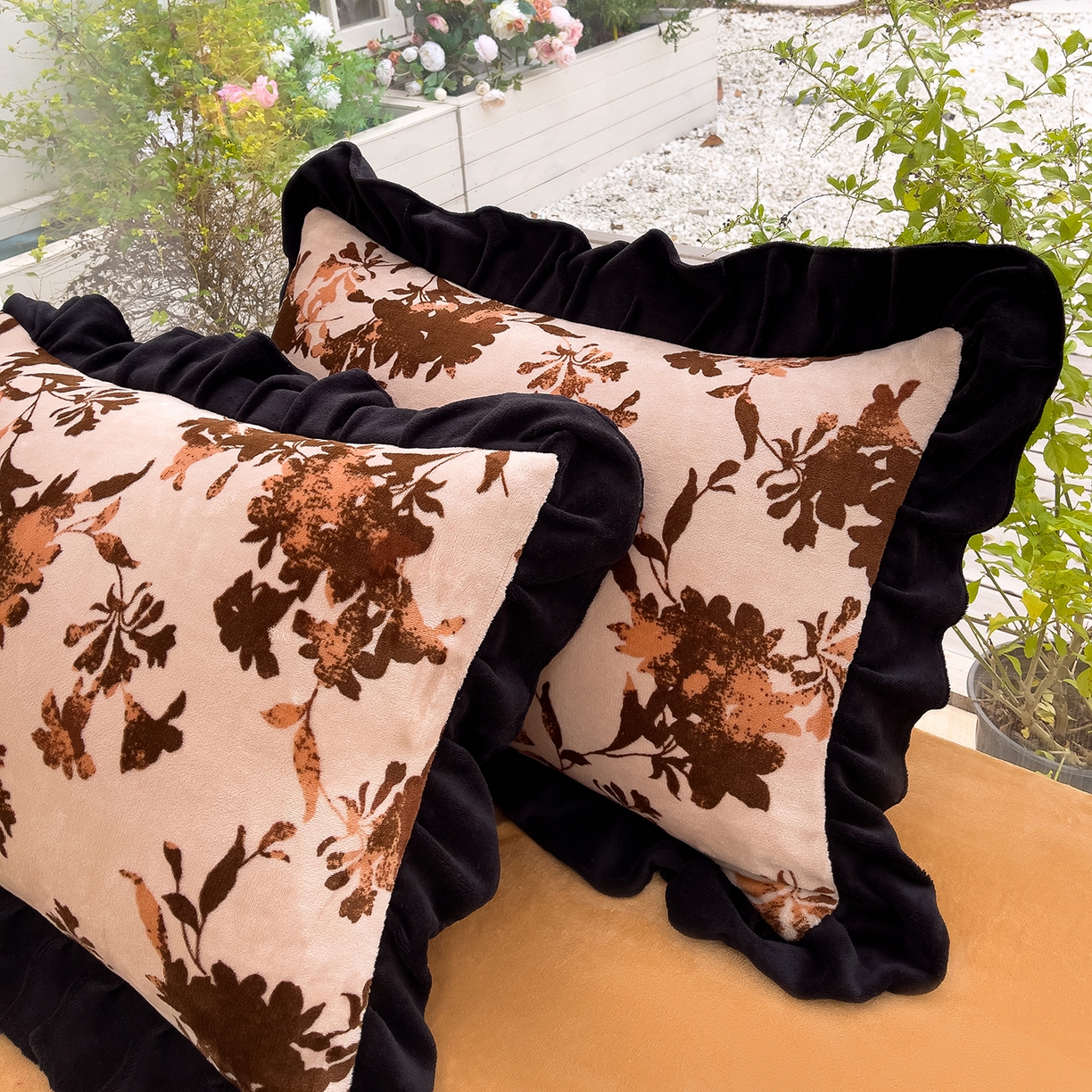 91家纺网 家纺一手货源 找家纺 赛丽雅 2025新款赫本风牛奶绒床裙款黑色花边四件套花边款 8-9 斤加厚面料 沐夏