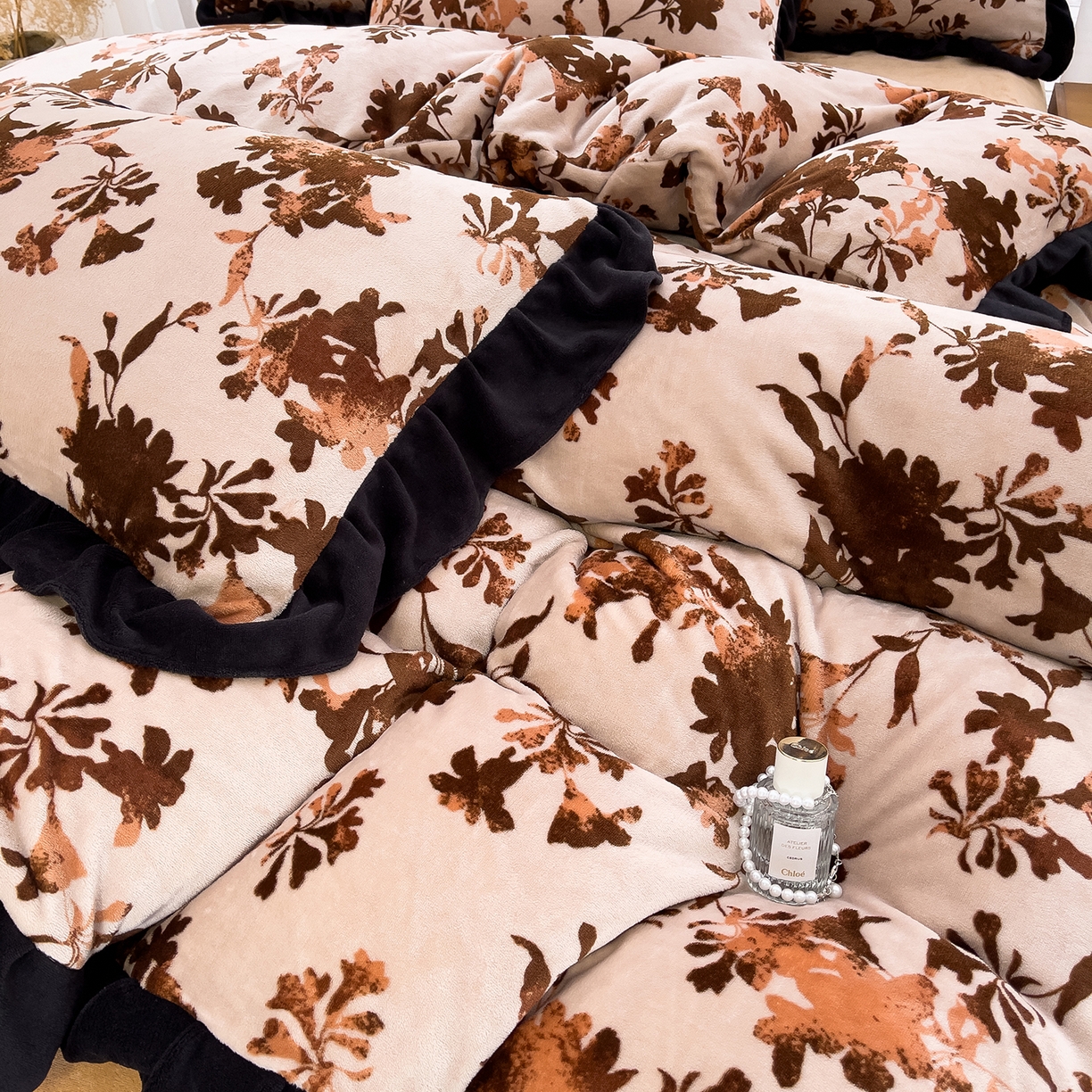 91家纺网 家纺一手货源 找家纺 赛丽雅 2025新款赫本风牛奶绒床裙款黑色花边四件套花边款 8-9 斤加厚面料 沐夏