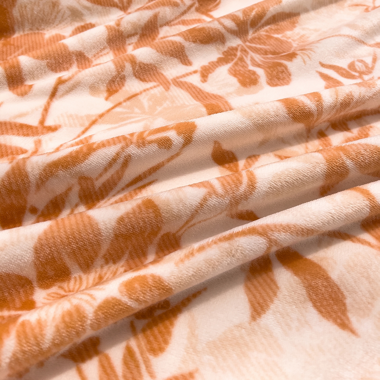 91家纺网 家纺一手货源 找家纺 赛丽雅 2025新款赫本风牛奶绒床裙款黑色花边四件套花边款 8-9 斤加厚面料 暖阳