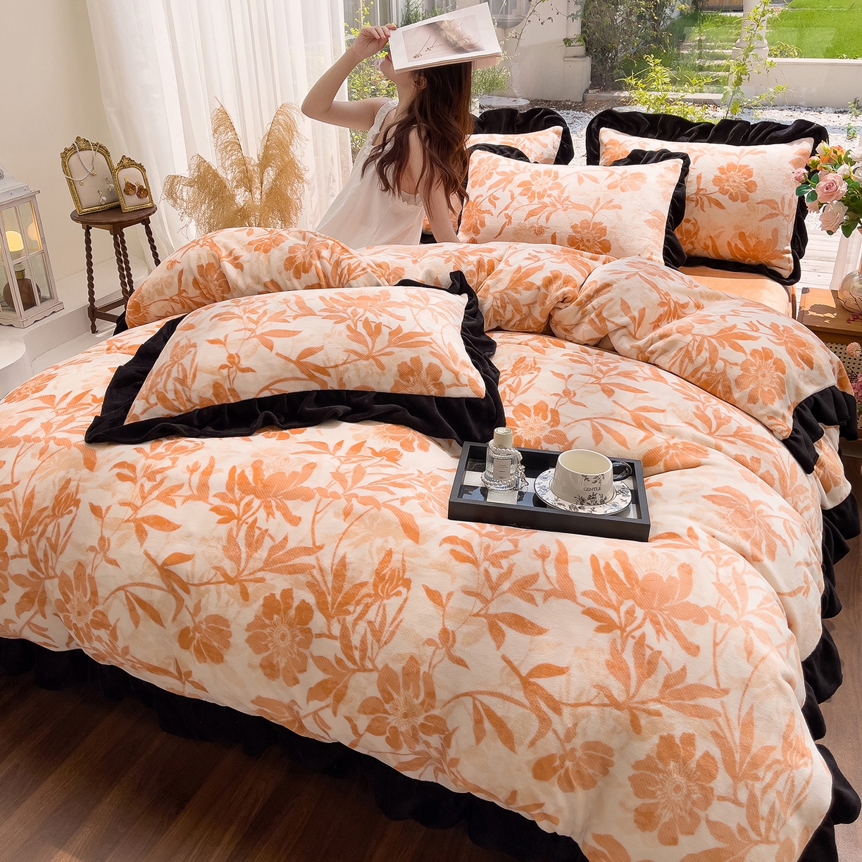 91家纺网 家纺一手货源 找家纺 赛丽雅 2025新款赫本风牛奶绒床裙款黑色花边四件套花边款 8-9 斤加厚面料 暖阳