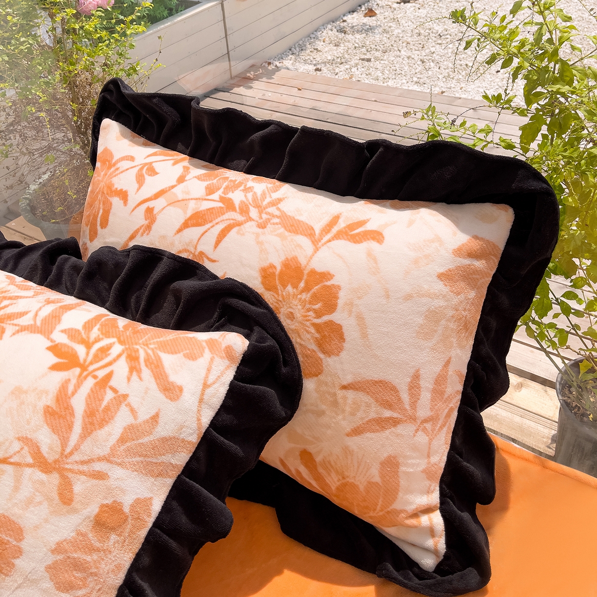 91家纺网 家纺一手货源 找家纺 赛丽雅 2025新款赫本风牛奶绒床裙款黑色花边四件套花边款 8-9 斤加厚面料 暖阳