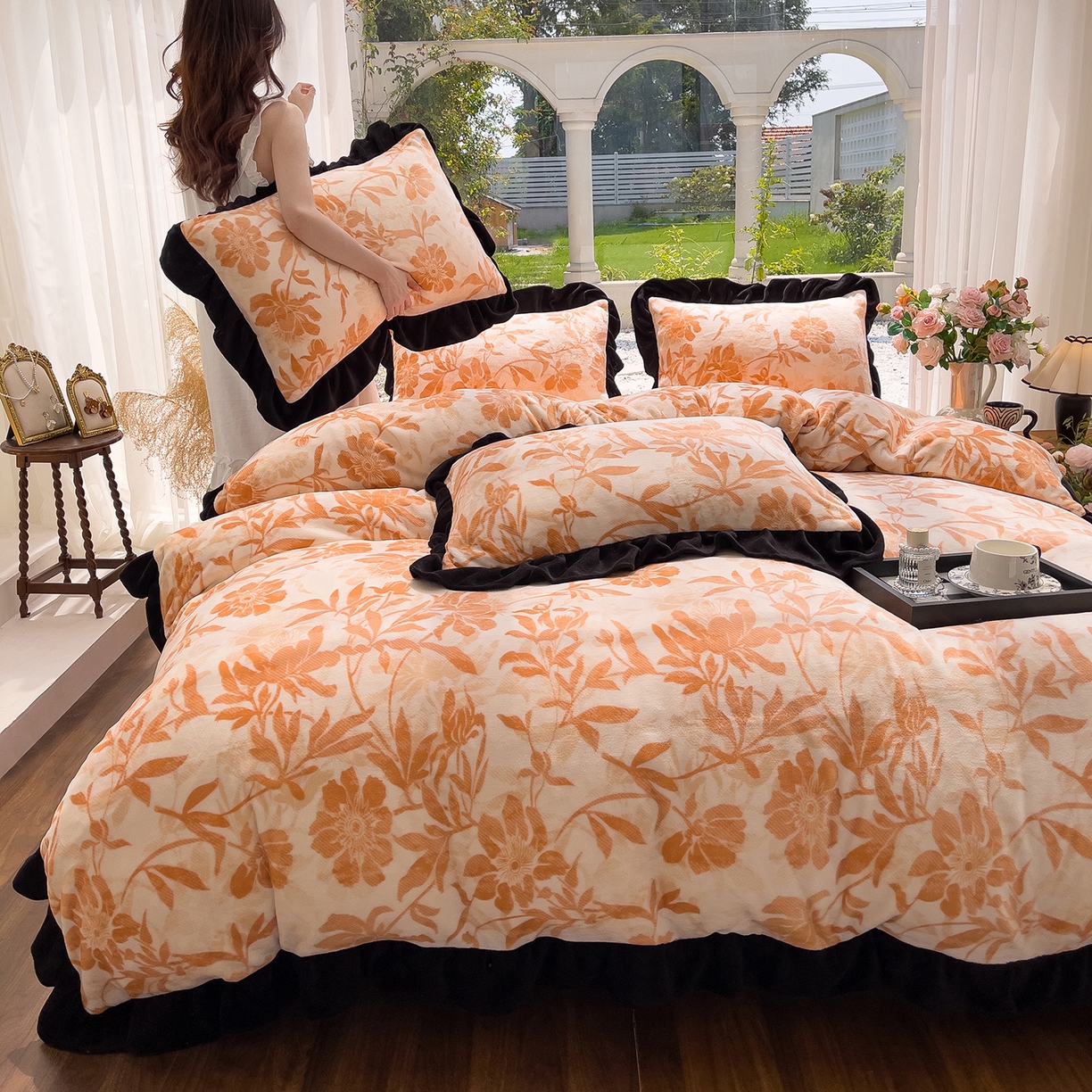 91家纺网 家纺一手货源 找家纺 赛丽雅 2025新款赫本风牛奶绒床裙款黑色花边四件套花边款 8-9 斤加厚面料 暖阳