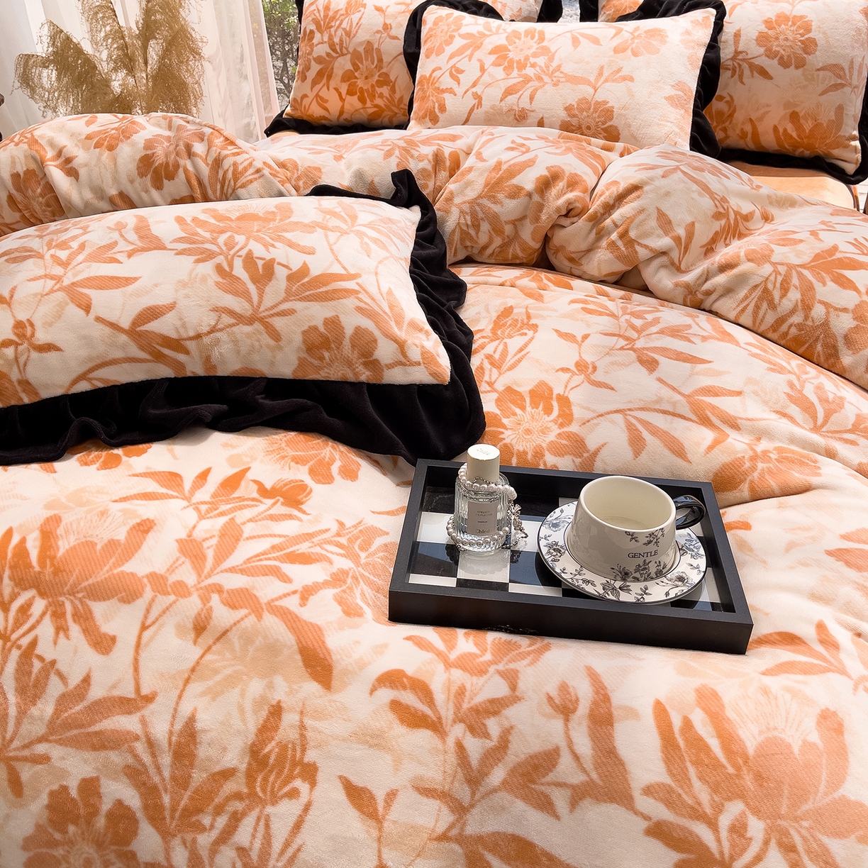 91家纺网 家纺一手货源 找家纺 赛丽雅 2025新款赫本风牛奶绒床裙款黑色花边四件套花边款 8-9 斤加厚面料 暖阳