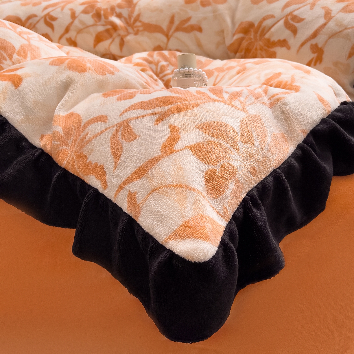 91家纺网 家纺一手货源 找家纺 赛丽雅 2025新款赫本风牛奶绒床裙款黑色花边四件套花边款 8-9 斤加厚面料 暖阳