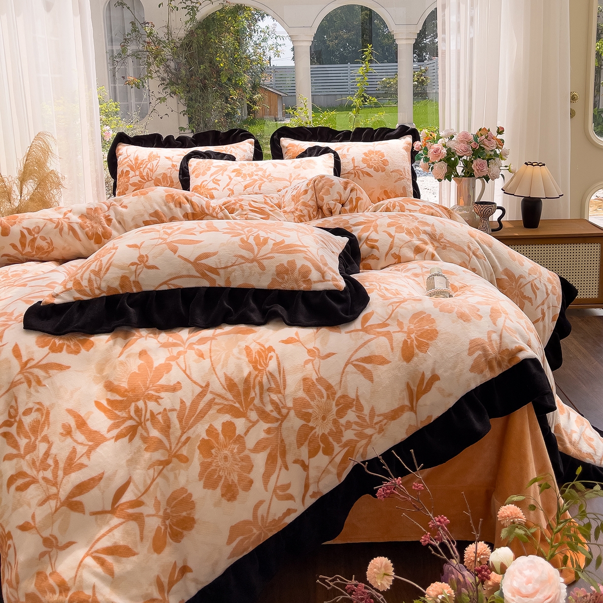 91家纺网 家纺一手货源 找家纺 赛丽雅 2025新款赫本风牛奶绒床裙款黑色花边四件套花边款 8-9 斤加厚面料 暖阳