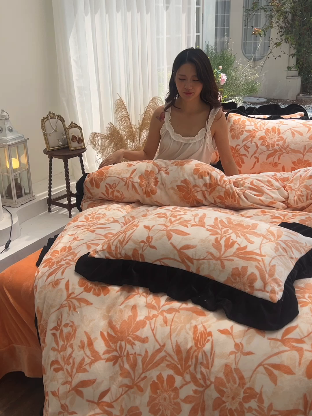 91家纺网 家纺一手货源 找家纺 赛丽雅 2025新款赫本风牛奶绒床裙款黑色花边四件套花边款 8-9 斤加厚面料 暖阳