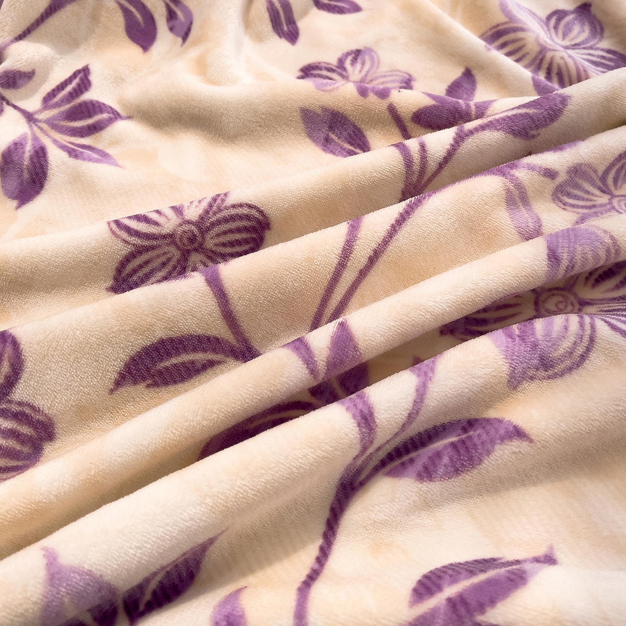 91家纺网 家纺一手货源 找家纺 赛丽雅 2025新款赫本风牛奶绒床裙款黑色花边四件套花边款 8-9 斤加厚面料 秋日