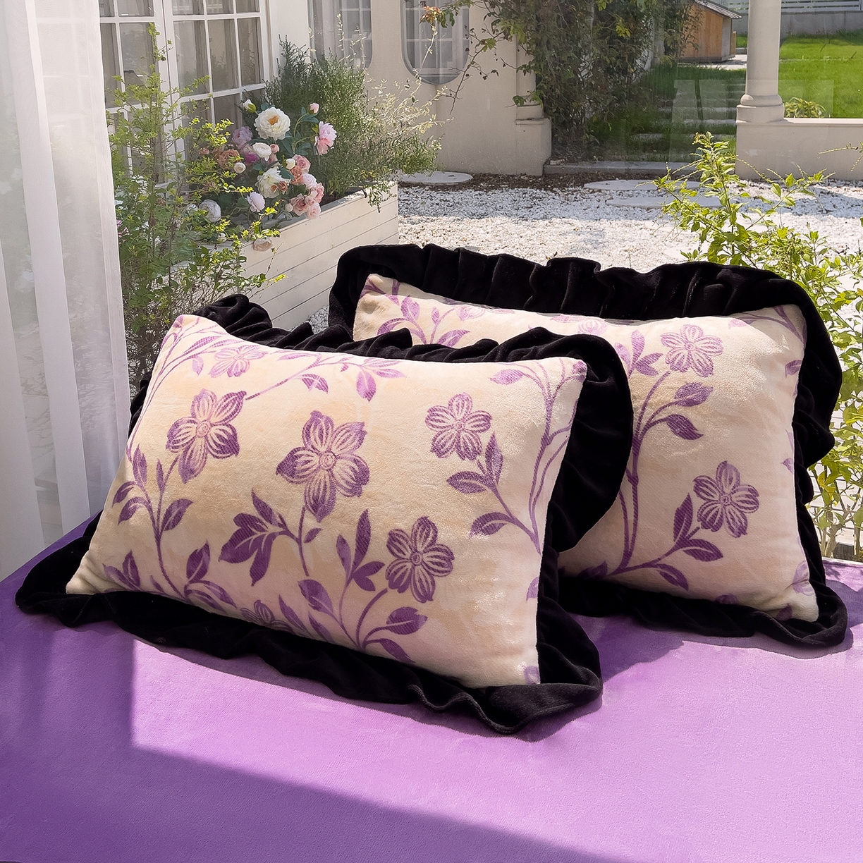 91家纺网 家纺一手货源 找家纺 赛丽雅 2025新款赫本风牛奶绒床裙款黑色花边四件套花边款 8-9 斤加厚面料 秋日