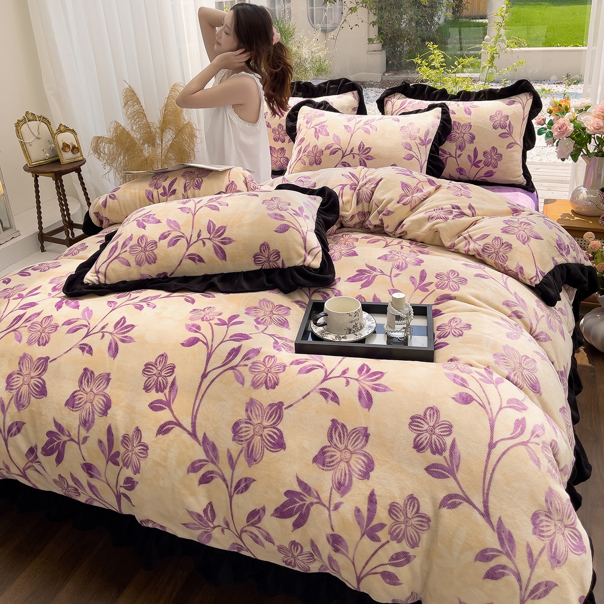 91家纺网 家纺一手货源 找家纺 赛丽雅 2025新款赫本风牛奶绒床裙款黑色花边四件套花边款 8-9 斤加厚面料 秋日