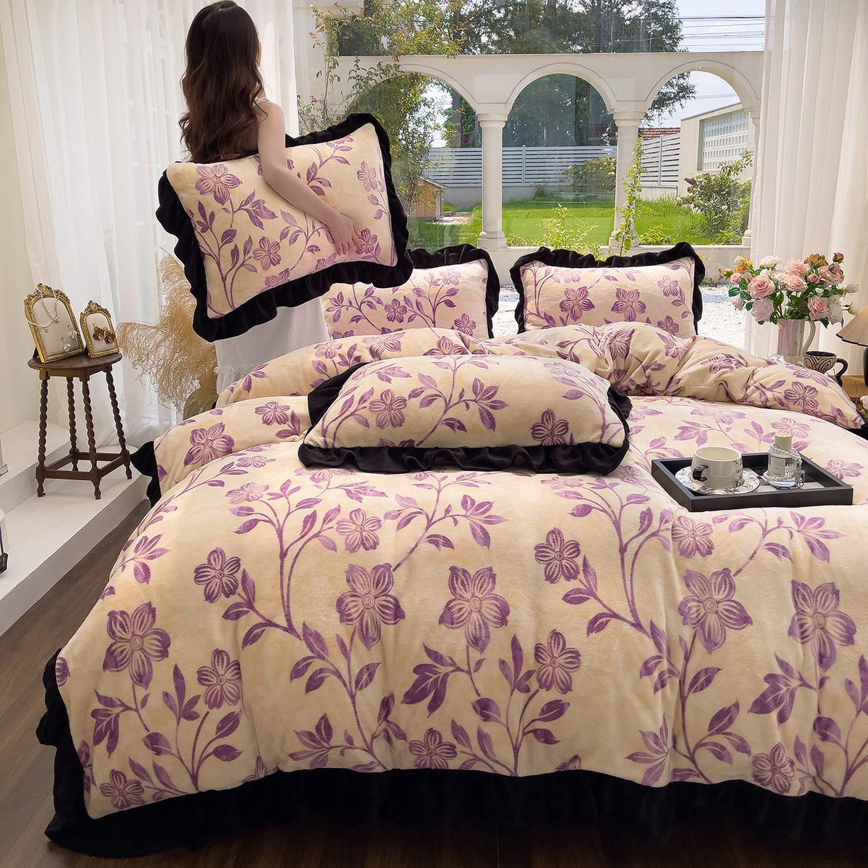 91家纺网 家纺一手货源 找家纺 赛丽雅 2025新款赫本风牛奶绒床裙款黑色花边四件套花边款 8-9 斤加厚面料 秋日