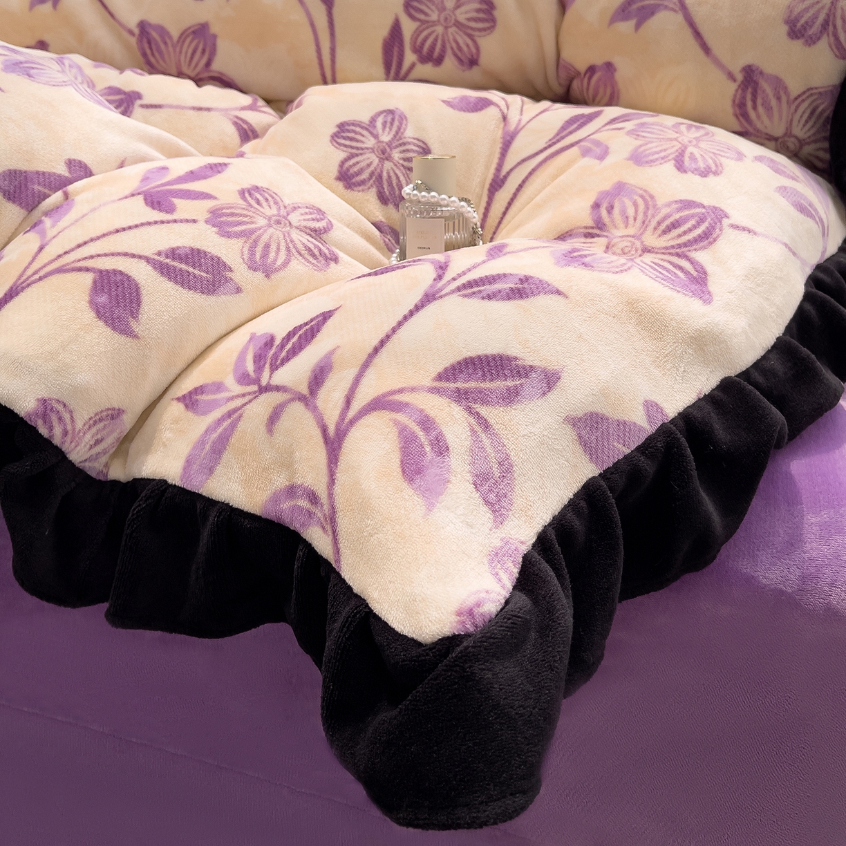 91家纺网 家纺一手货源 找家纺 赛丽雅 2025新款赫本风牛奶绒床裙款黑色花边四件套花边款 8-9 斤加厚面料 秋日