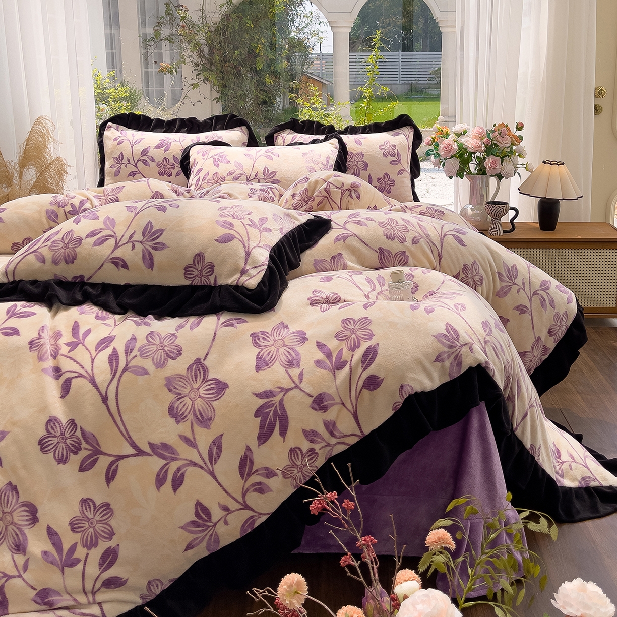 91家纺网 家纺一手货源 找家纺 赛丽雅 2025新款赫本风牛奶绒床裙款黑色花边四件套花边款 8-9 斤加厚面料 秋日