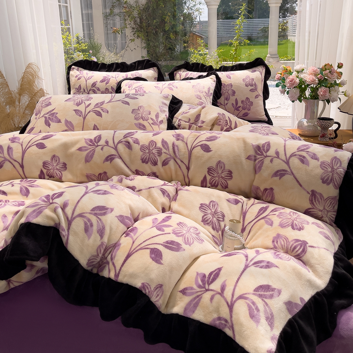 91家纺网 家纺一手货源 找家纺 赛丽雅 2025新款赫本风牛奶绒床裙款黑色花边四件套花边款 8-9 斤加厚面料 秋日