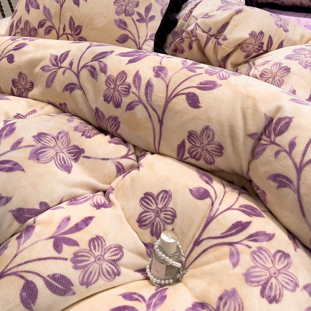 91家纺网 家纺一手货源 找家纺 赛丽雅 2025新款赫本风牛奶绒床裙款黑色花边四件套花边款 8-9 斤加厚面料 秋日