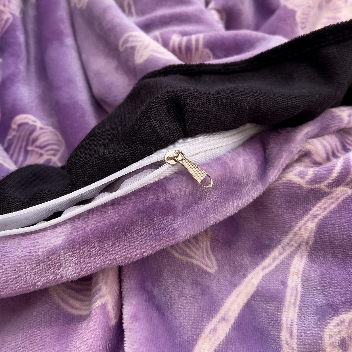 91家纺网 家纺一手货源 找家纺 赛丽雅 2025新款赫本风牛奶绒床裙款黑色花边四件套花边款 8-9 斤加厚面料 紫澜