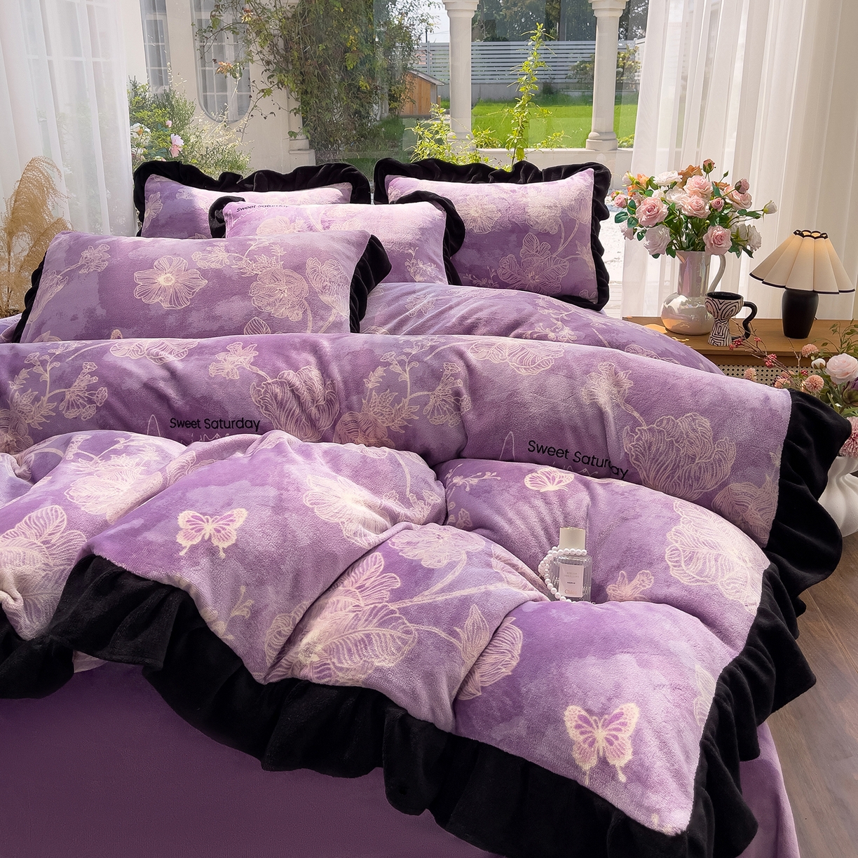 91家纺网 家纺一手货源 找家纺 赛丽雅 2025新款赫本风牛奶绒床裙款黑色花边四件套花边款 8-9 斤加厚面料 紫澜