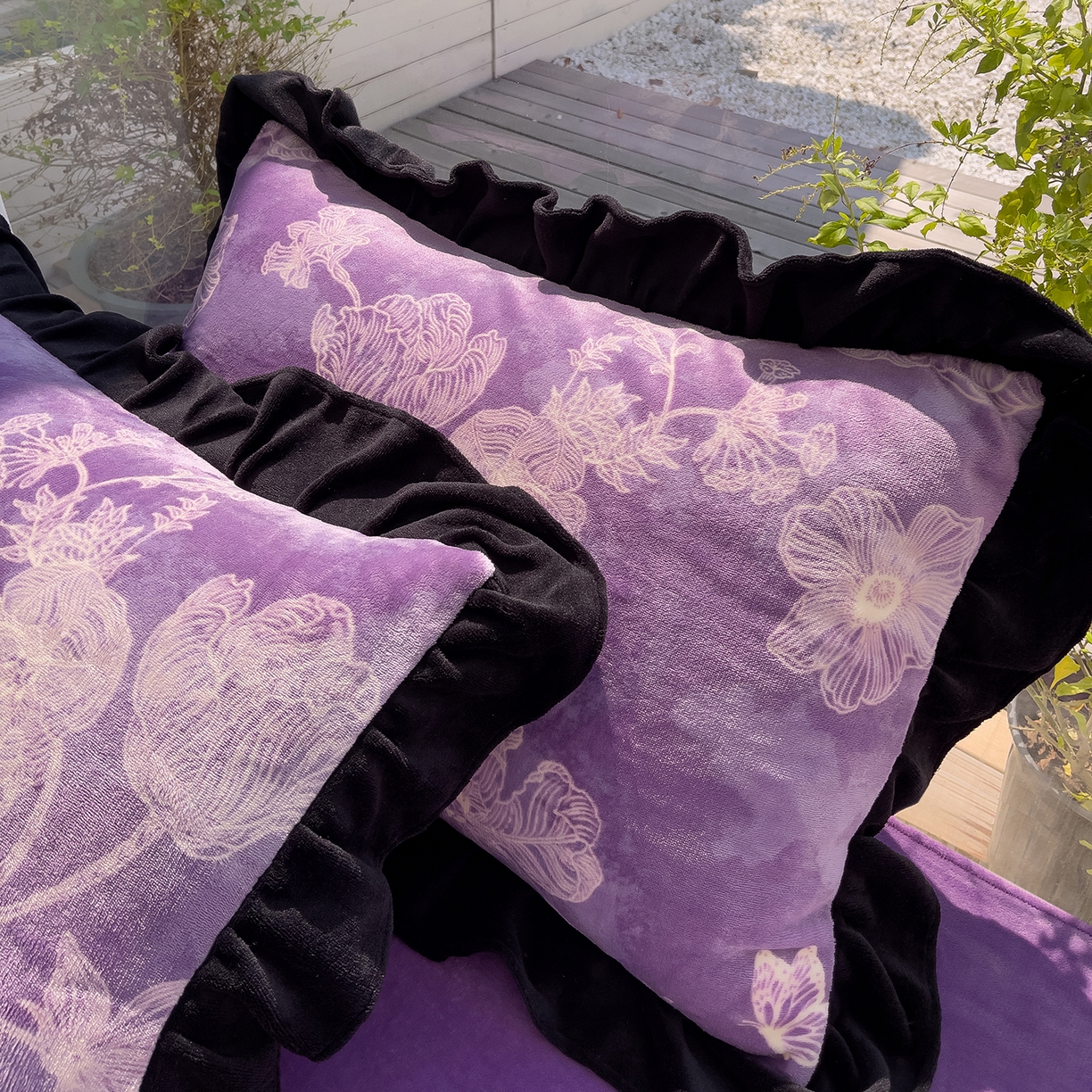 91家纺网 家纺一手货源 找家纺 赛丽雅 2025新款赫本风牛奶绒床裙款黑色花边四件套花边款 8-9 斤加厚面料 紫澜