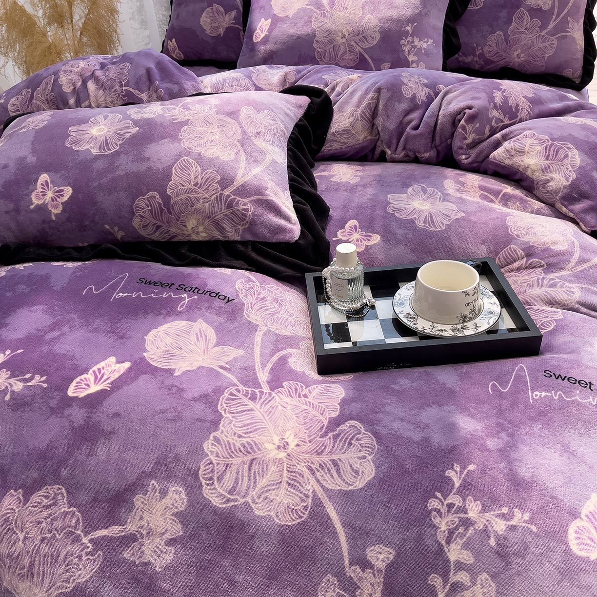 91家纺网 家纺一手货源 找家纺 赛丽雅 2025新款赫本风牛奶绒床裙款黑色花边四件套花边款 8-9 斤加厚面料 紫澜