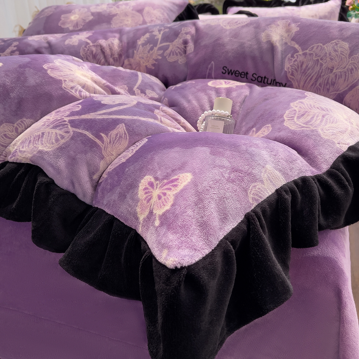 91家纺网 家纺一手货源 找家纺 赛丽雅 2025新款赫本风牛奶绒床裙款黑色花边四件套花边款 8-9 斤加厚面料 紫澜