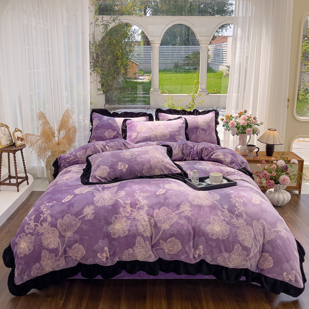 91家纺网 家纺一手货源 找家纺 赛丽雅 2025新款赫本风牛奶绒床裙款黑色花边四件套花边款 8-9 斤加厚面料 紫澜